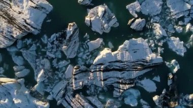 Küresel Isınma İklim değişikliği kavramı. Buzdağları Jokulsarlon buzul Lagoon içinde. 4k