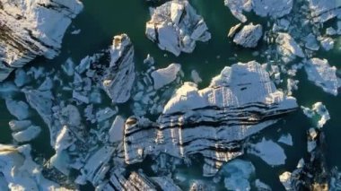 Küresel Isınma İklim değişikliği kavramı. Buzdağları Jokulsarlon buzul Lagoon içinde. 4k