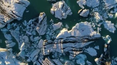 Küresel Isınma İklim değişikliği kavramı. Buzdağları Jokulsarlon buzul Lagoon içinde. 4k