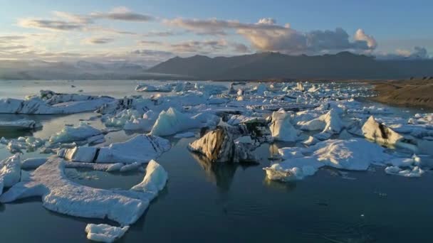 全球变暖的气候变化概念 冰山在 Jokulsarlon 冰川泻湖 — 图库视频影像