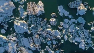 Küresel Isınma İklim değişikliği kavramı. Buzdağları Jokulsarlon buzul Lagoon içinde. 4k