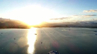 Küresel Isınma İklim değişikliği kavramı. Buzdağları Jokulsarlon buzul Lagoon içinde. 4k