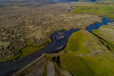 İzlanda'daki nehirler ve güzel tepeler, yatay