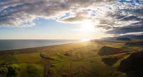 आइसलैंड में विकी चट्टानों के पास तटरेखा, सूर्यास्त समय — स्टॉक फ़ोटो, इमेज