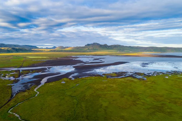 İzlanda, Vik kayalarda yakınındaki kıyı şeridi günbatımı Zamanı — Stok fotoğraf