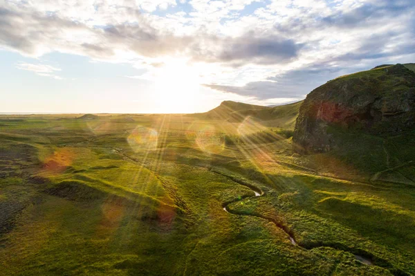 Lanscape na Islândia na hora do pôr do sol com drone — Fotografia de Stock