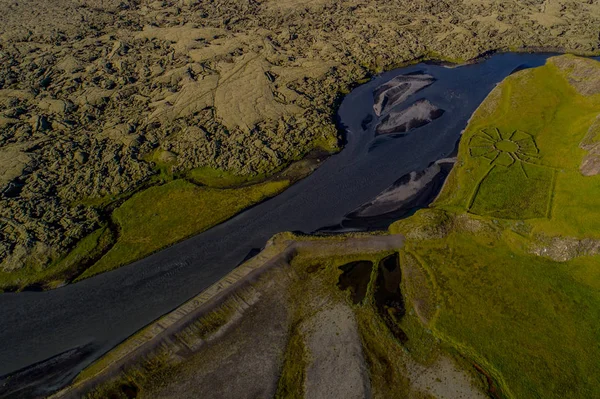 Landschap van IJsland met rivieren en prachtige heuvels — Stockfoto