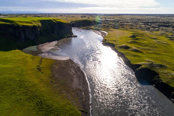 Paisagem da Islândia com rios e belas colinas — Fotografia de Stock