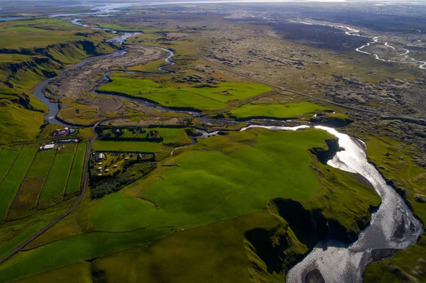 Landskapet på Island med floder och vackra kullar — Stockfoto
