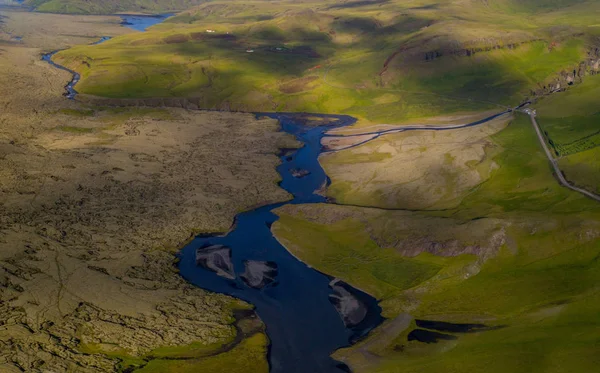 Landschap van IJsland met rivieren en prachtige heuvels — Stockfoto