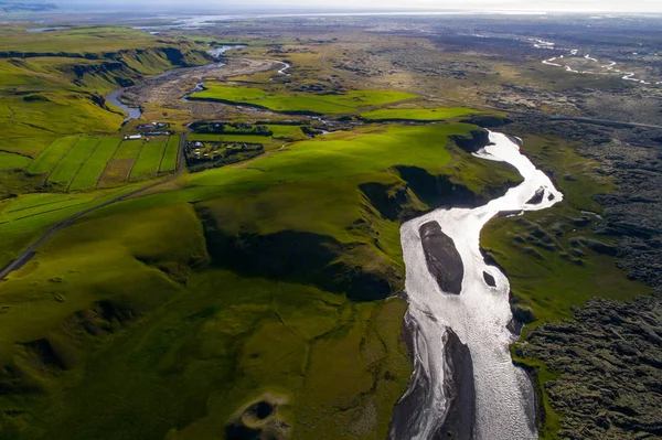 İzlanda'daki nehirler ve güzel tepeler, yatay — Stok fotoğraf