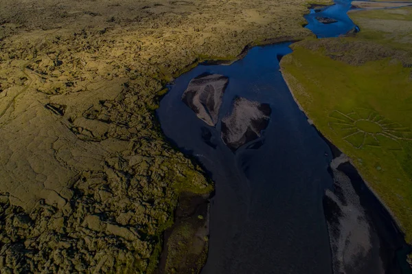 Isländische Landschaft mit Flüssen und schönen Hügeln — Stockfoto