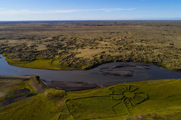 Isländische Landschaft mit Flüssen und schönen Hügeln — Stockfoto