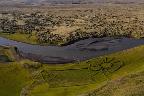 Landschap van IJsland met rivieren en prachtige heuvels — Stockfoto