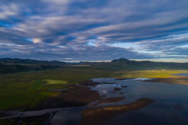İzlanda, Vik kayalarda yakınındaki kıyı şeridi günbatımı Zamanı