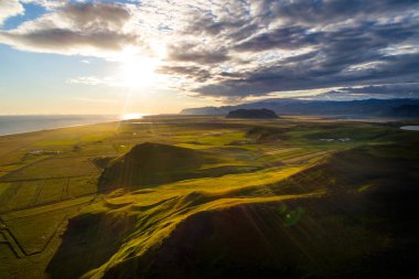 İzlanda, Vik kayalarda yakınındaki kıyı şeridi günbatımı Zamanı