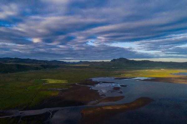 Pobřeží poblíž Vik skály na Islandu, čas západu slunce — Stock fotografie
