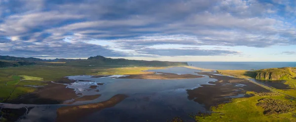 Litoral perto de rochas vik na Islândia, hora do pôr do sol — Fotografia de Stock