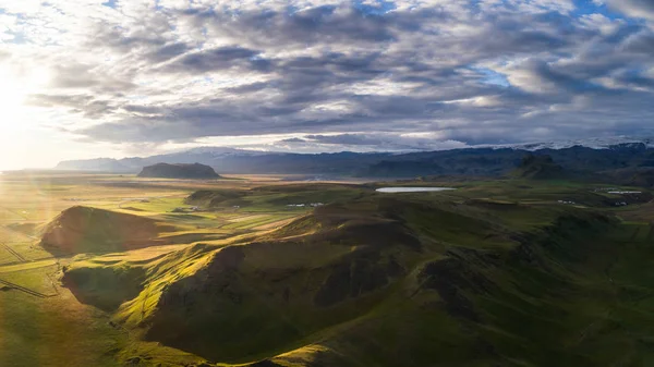 Lanscape na Islândia na hora do pôr do sol com drone — Fotografia de Stock