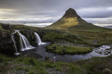 Kirkjufellsfoss ve Kirkjufell Kuzey İzlanda. 