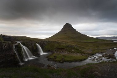 Kirkjufellsfoss ve Kirkjufell Kuzey İzlanda. 