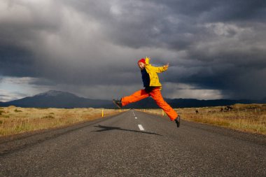 Mutlu turist kadın parlak giysiler ve sarı ceket, zevk