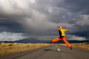 Mutlu turist kadın parlak giysiler ve sarı ceket, zevk