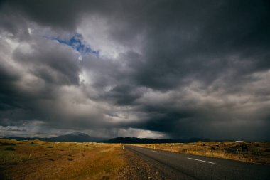 İzlanda, dramatik gökyüzü ve fırtına
