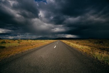 İzlanda, dramatik gökyüzü ve fırtına