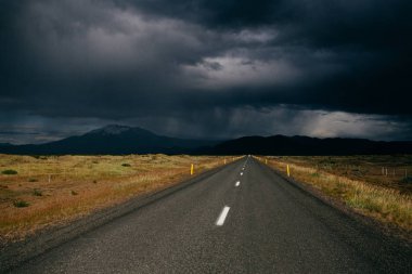 İzlanda, dramatik gökyüzü ve fırtına