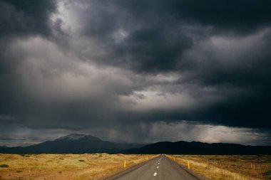 İzlanda, dramatik gökyüzü ve fırtına