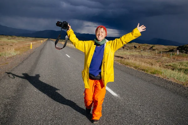 Felice donna sorridente con macchina fotografica, viaggiando Islanda, godendo — Foto Stock