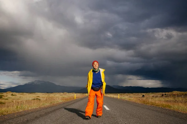 Felice turista donna in abiti luminosi e cappotto giallo, godendo — Foto Stock