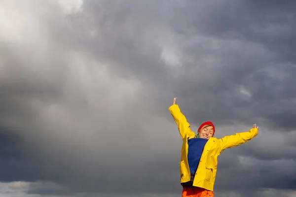 Mujer turista feliz en ropa brillante y abrigo amarillo, disfrutando —  Fotos de Stock