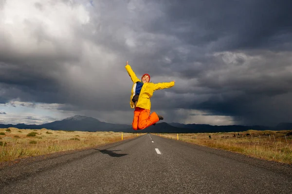 Mujer turista feliz en ropa brillante y abrigo amarillo, disfrutando —  Fotos de Stock