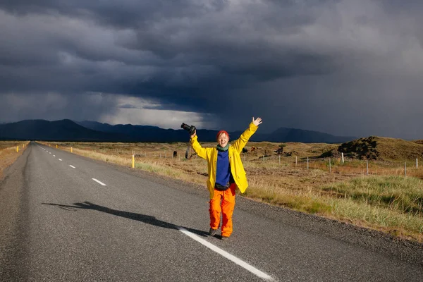 Feliz mujer sonriente con cámara, viajando Islandia, disfrutando —  Fotos de Stock