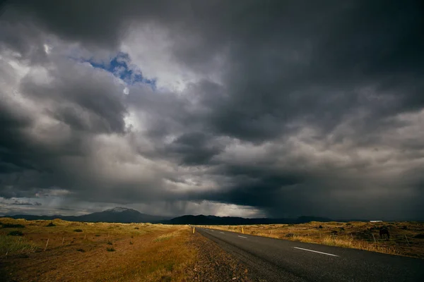 Природа Исландии, драматичное небо и шторм — стоковое фото