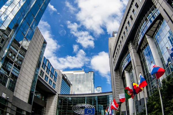 Brusel Belgie Května 2015 Kanceláře Evropského Parlamentu Evropské Vlajky — Stock fotografie