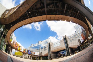 Brussels, Belçika - 20 Mayıs 2015: Avrupa Parlamentosu Brüksel, Belçika, binanın dış. AB'nin yasama fonksiyonu egzersizleri.