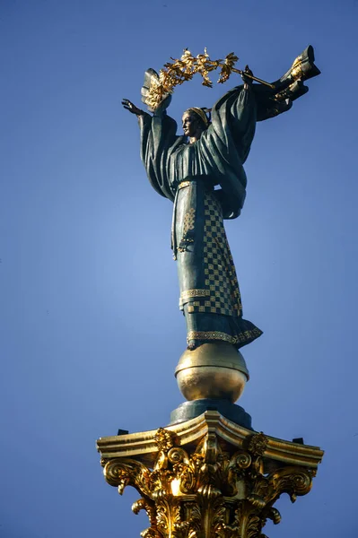 在基辅的独立广场上独立纪念碑. — 图库照片