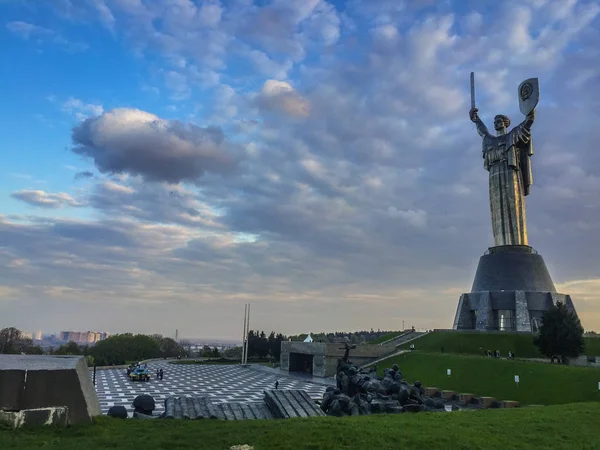 Monument Mère Terre à Kiev, Ukraine dans la soirée — Photo