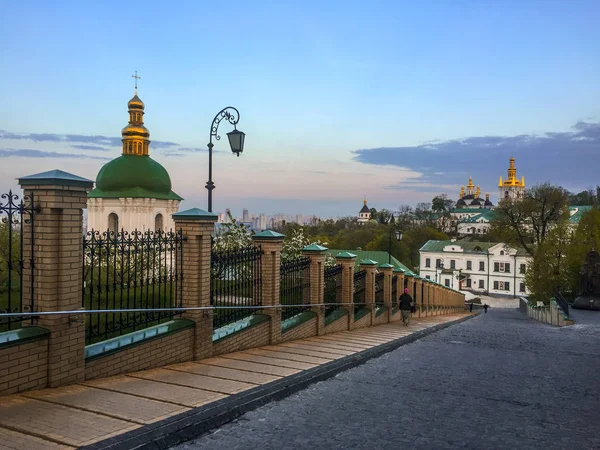 Kompleks Kiev-Pechersk Lavra w Kijowie. Stary ogród Ławra. w sp — Zdjęcie stockowe