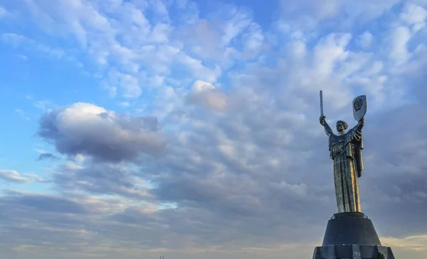 Monument Mère Terre à Kiev, Ukraine dans la soirée — Photo