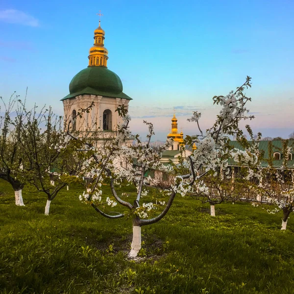 Συγκρότημα Κίεβο-Pechersk Λαύρα στο Κίεβο. Ο κήπος της Λαύρας παλιά. στο sp — Φωτογραφία Αρχείου