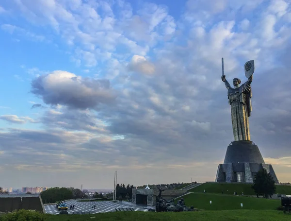 Monument Mère Terre à Kiev, Ukraine dans la soirée — Photo