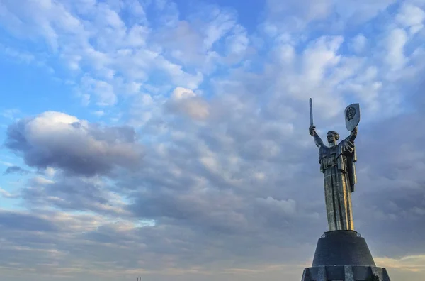 Moeder land monument in kiev, Oekraïne in de avond — Stockfoto
