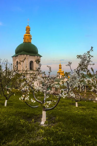 Complexo Kiev-Pechersk Lavra em Kiev. O Velho Jardim Lavra. em sp — Fotografia de Stock