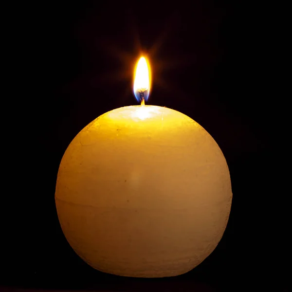 Круглая свеча, изолированная на черном фоне — стоковое фото