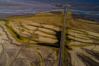İzlanda 'nın peyzajları ve otoyolları insansız hava aracı ile alındı.