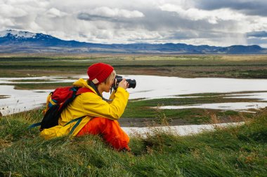 Genç kızla mutlu parlak giysiler seyahat fotoğraf makinesi